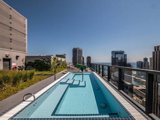 Gorgeous Corner 2 Bedroom off the Magnificent Mile gallery image 2