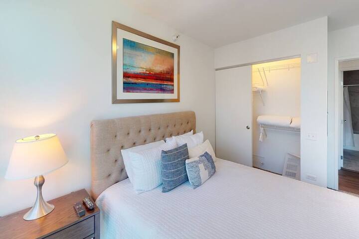 Gorgeous Corner 2 Bedroom off the Magnificent Mile gallery image 5