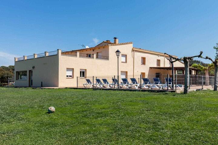 Can Bugantó – amplia casa con piscina y jardín gallery image 2