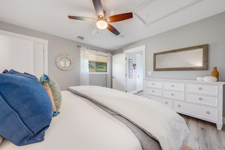 มีตู้เสื้อผ้ามากมายและกระจกขนาดใหญ่ช่วยเสริมพื้นที่นี้