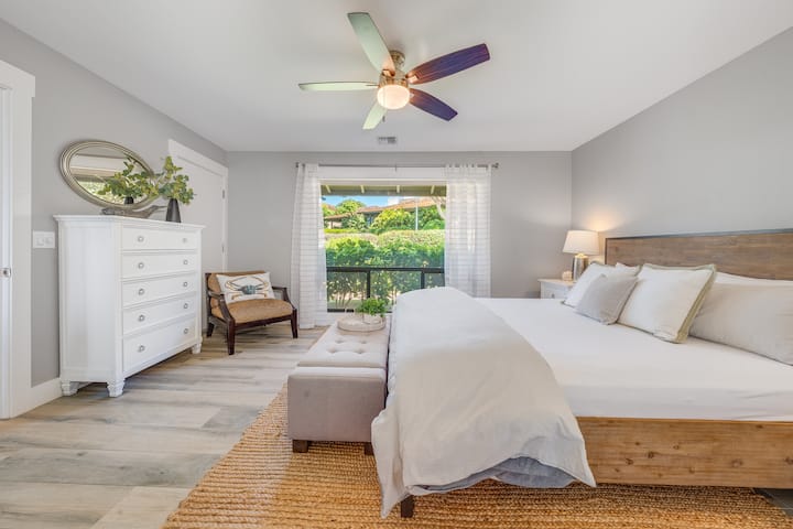 ห้องนอนสำหรับผู้เข้าพักพร้อมเก้าอี้ออตโตมันและที่นั่งเสริม