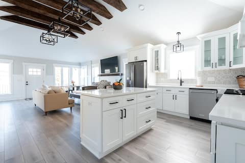 Luxury Geneva Lake Retreat Near Shore Path