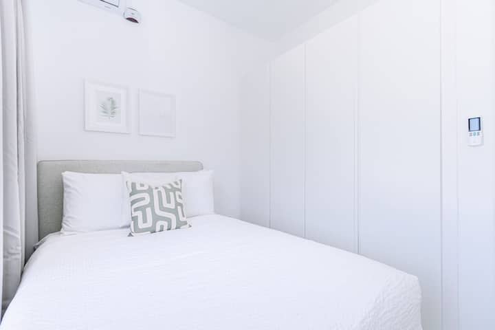 Სახლის სასიამოვნო საძინებელი ორანჟესტად-არუბაში - მშვიდი ხედი და გარედან გასასვლელი - უამრავი სათავსო - მინიმალისტური დეკორი, სუფთა და მოუწესრიგებელი საძილე სივრცის შექმნა