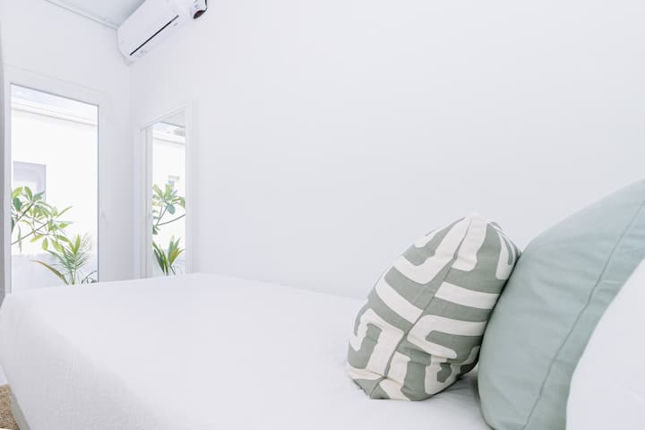 Სახლის თანამედროვე საძინებელი ორანჟესტად-არუბაში - შუშის კარების გასრიალება ღია ცის ქვეშ მოსახვედრად - შავი ფარდები დასვენებისთვის - კომფორტული საწოლი