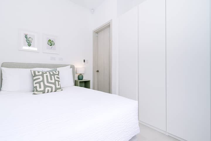 Დასასვენებელი სახლის საძინებელი ორანჟესტად-არუბაში - კომფორტული ორადგილიანი საწოლი - თანამედროვე და ელეგანტური დეკორი, რომელიც ავსებს სივრცეს - სრული ზომის გარდერობი - ლუქს-კლასის თეთრეული მშვიდი ძილისთვის