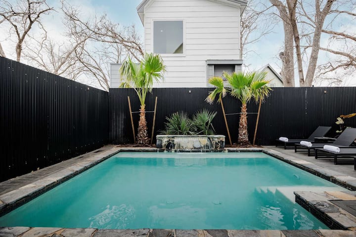 Stylish Home, Near Downtown, Heated Pool - Austin, TX