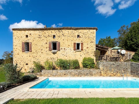 Country house with pool in prime location
