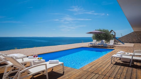 Popular Airbnb listing: Villa Desert Rose with Pool in Košljun