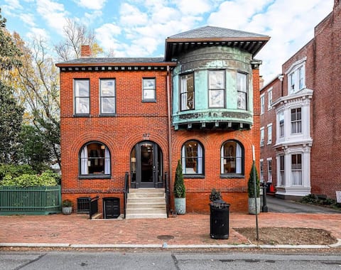 Hobson Hall - Perfect Old Town Location!