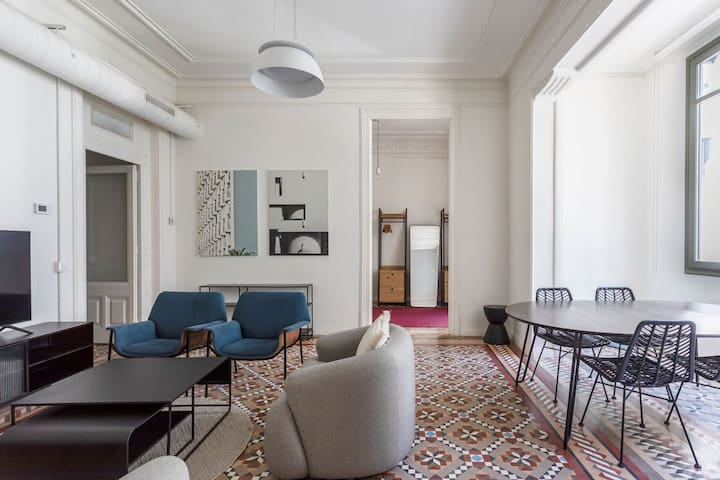 Luxurious 5BD apartment in Pl Universitat