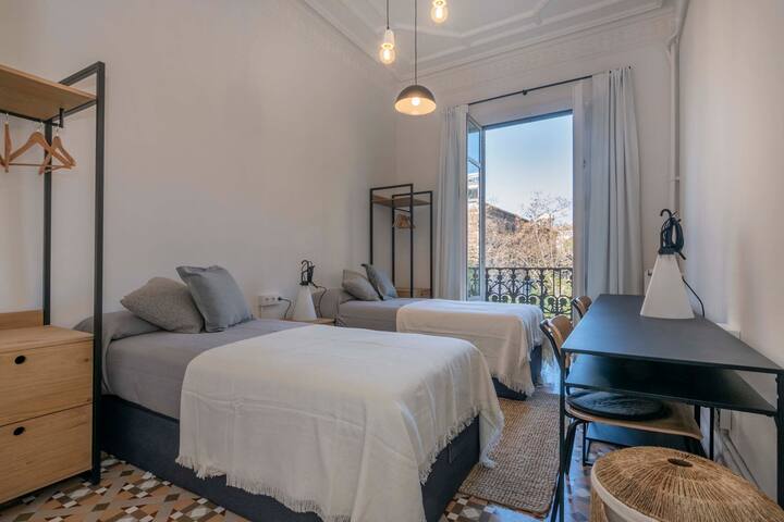 Luxurious 5BD apartment in Pl Universitat gallery image 2