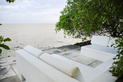 Popular Airbnb listing: La Caracola - House by the Caribbean sea on Baru in Baru