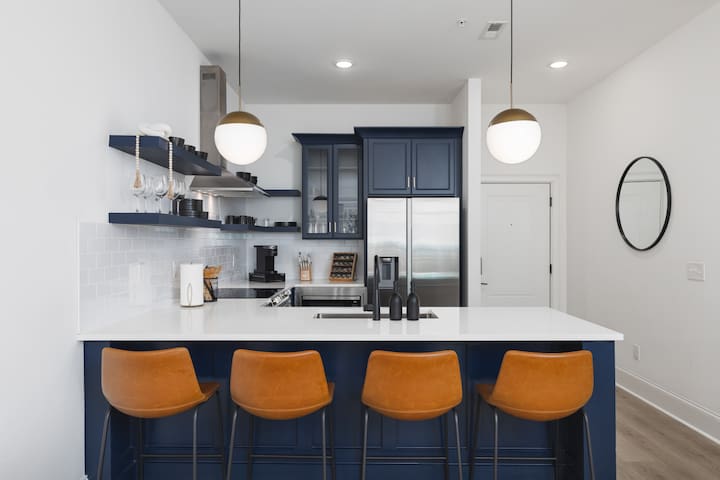 Sleeps 20, 3 Condos Side-by-Side 10min to Broadway