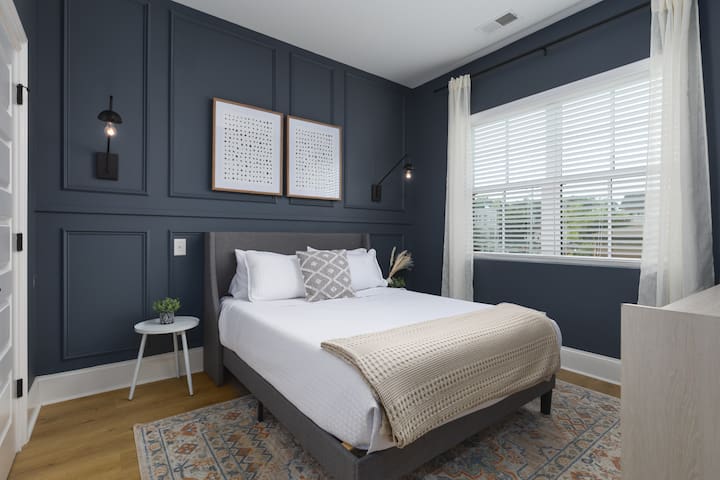 Sleeps 20, 3 Condos Side-by-Side 10min to Broadway gallery image 3