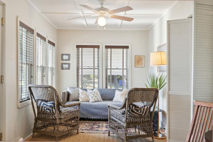 Fiddler Crab - Quaint Ocean View Cottage - Folly Beach, SC