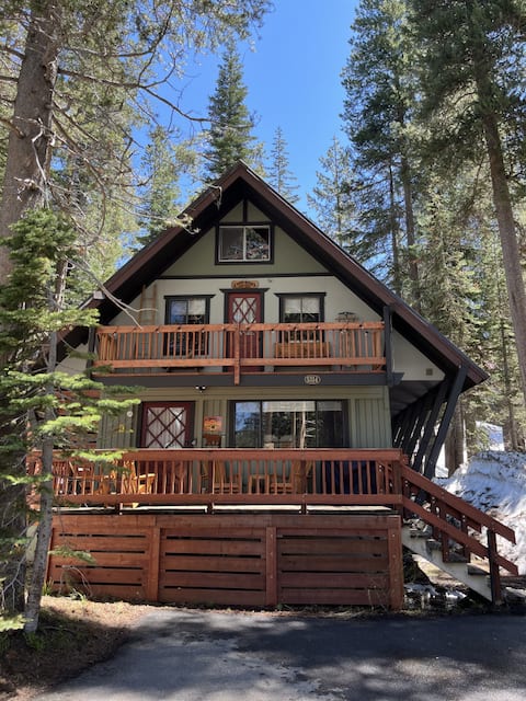 Quaint Cabin in Serene Lakes - Close to Skiing!