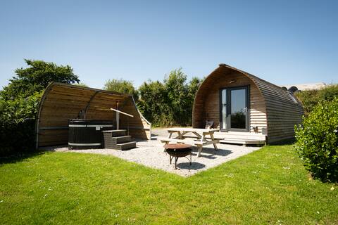 Cosy Cabin with Hot Tub in the Cornish Countryside