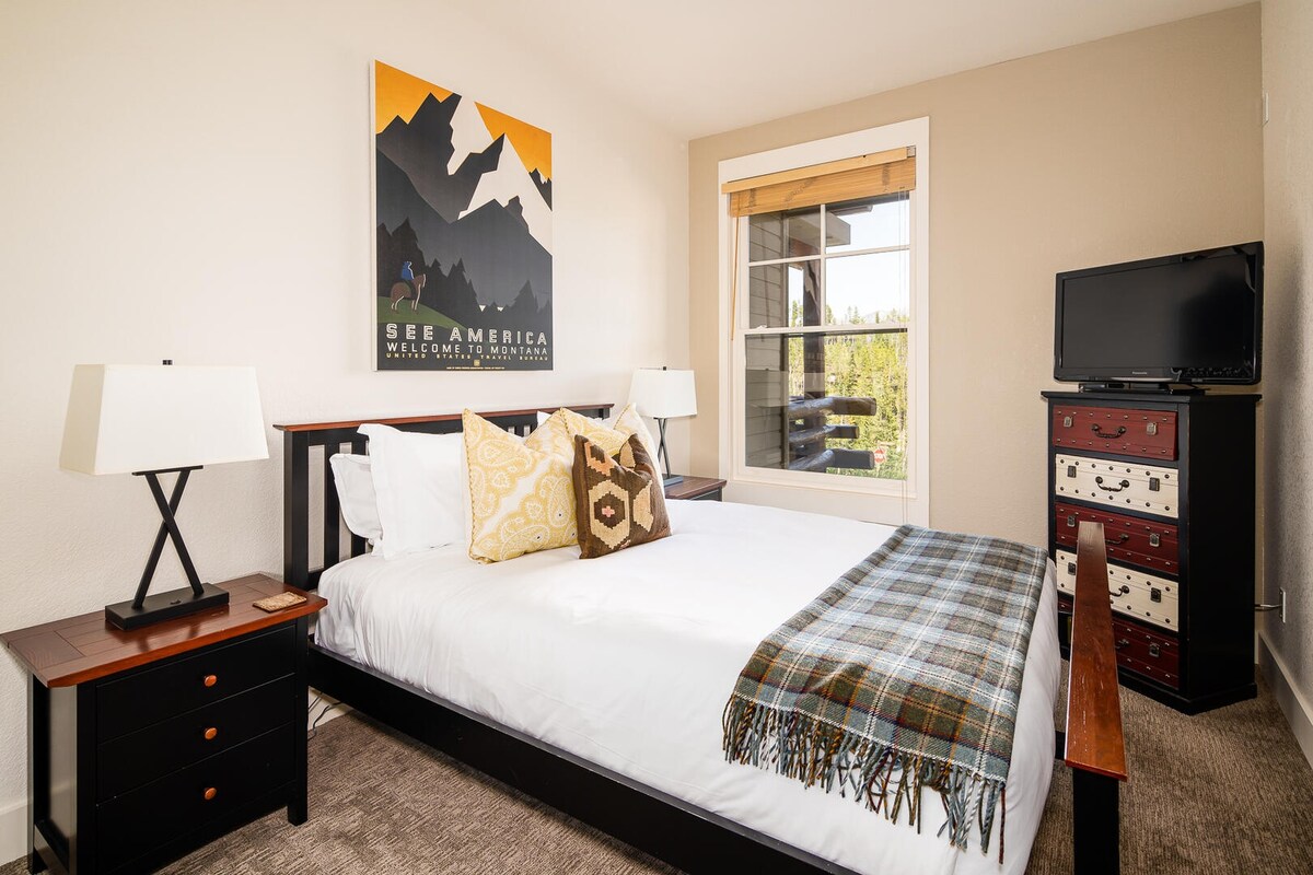 شاشة، مصباح، ديكور منزلي، مصباح طاولة، تلفزيون