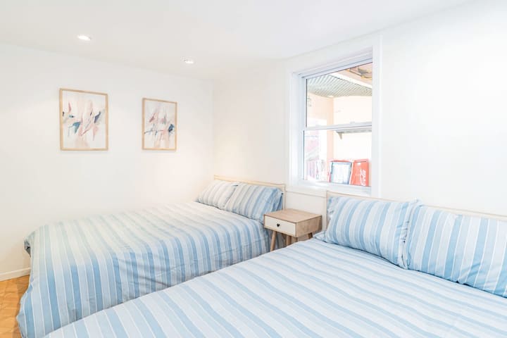 快適なダブル/フルベッド2台を備えたベッドルーム2