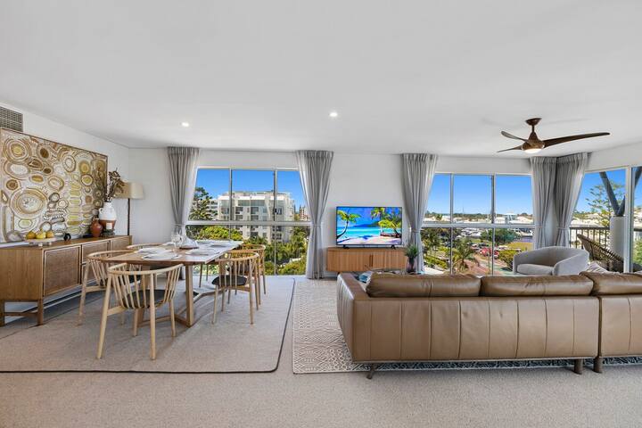 Luxurious Penthouse Near Beach with Unmatched View gallery image 2