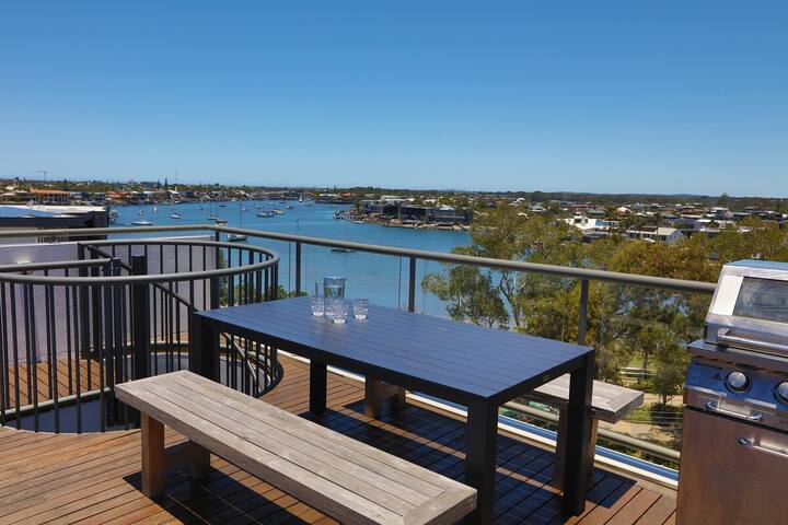 Luxurious Penthouse Near Beach with Unmatched View gallery image 5