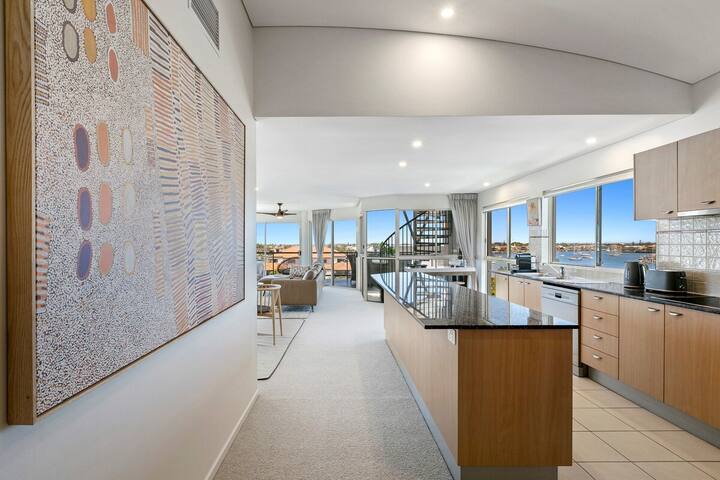 Luxurious Penthouse Near Beach with Unmatched View gallery image 3