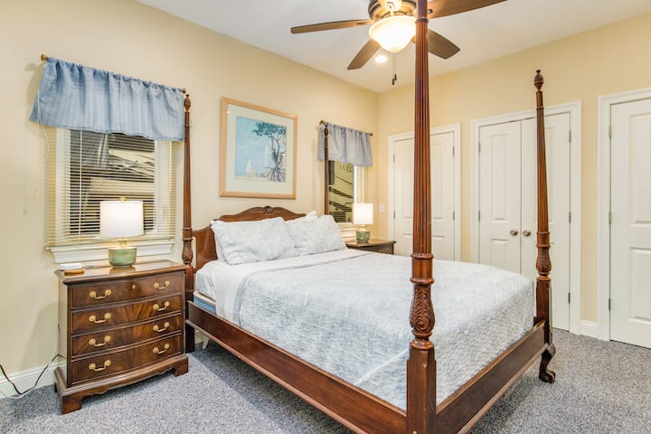 El dormitorio ofrece una cómoda cama tamaño queen, dos mesitas de noche funcionales, amplio espacio en el armario y una amplia cómoda para todas tus necesidades de almacenamiento.