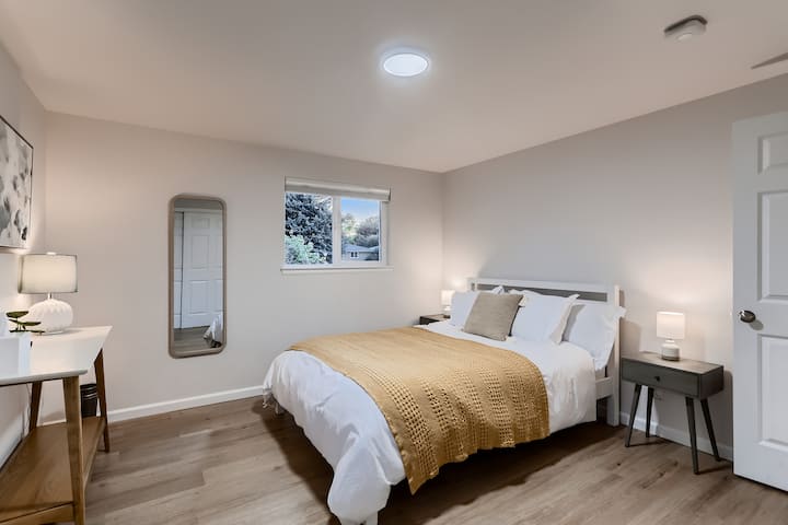 غرفة نوم تضم سرير كوين