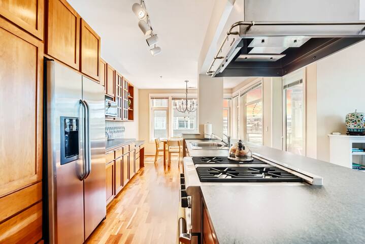 Waterfront 2BR Great Wheel View Walk to Pike Place gallery image 5