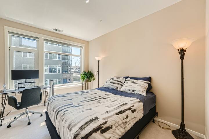 Waterfront 2BR Great Wheel View Walk to Pike Place gallery image 4