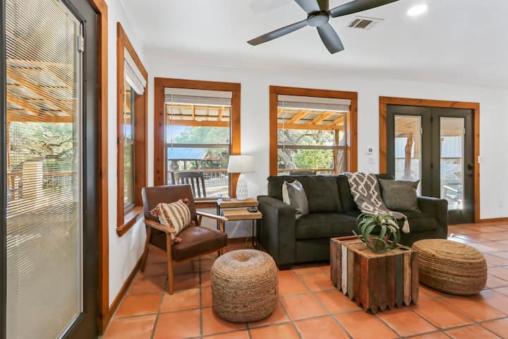 Pohodlný obývací priestor mimo kuchyne