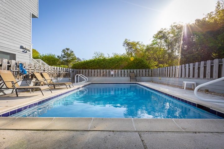 Heated Pool, Oceanside, Walkable to Downtown Duck!