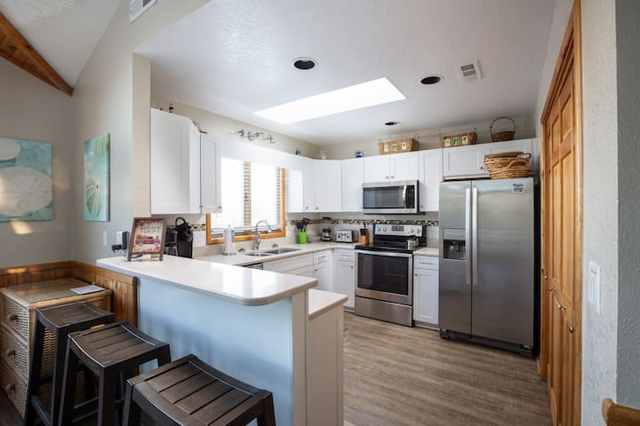 Heated Pool, Oceanside, Walkable to Downtown Duck!
