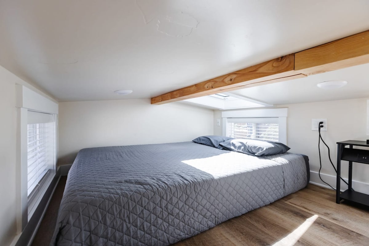 在舒适的加大双人床上享受一夜好眠，床上用品柔软、清爽。 这款毛绒床垫提供完美的支撑和舒适性，确保您醒来时感觉神清气爽，准备好迎接新的一天。