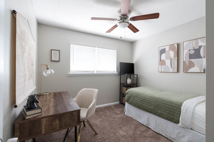 سرير مزدوج مع تلفزيون  ومساحة مكتبية 