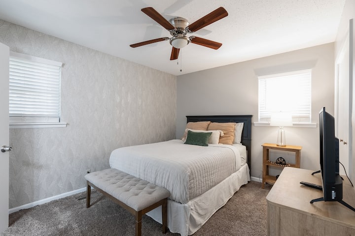 غرفة نوم رئيسية مع تلفزيون