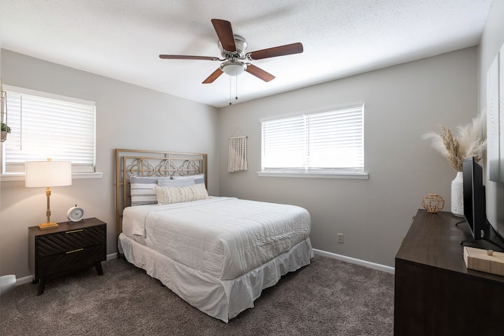 غرفة نوم ثانية بسرير وتلفزيون بحجم كبير