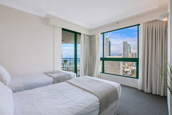 تحتوي غرفة النوم الثالثة على سريرين مفردين، مما يجعلها مكان إقامة مثالي لقضاء عطلة عائلية مريحة. 
