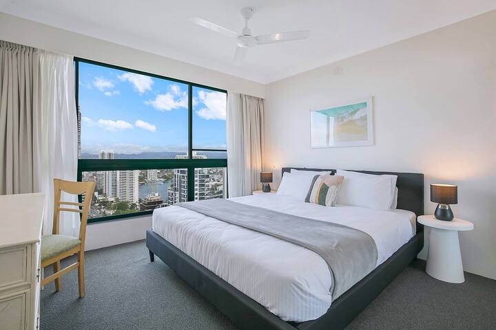 توفر غرفة النوم الثانية المضيئة والمتجددة الهواء سرير كينج ومروحة سقف، مع مرايا مدمجة تخلق شعورًا بالرحابة. 