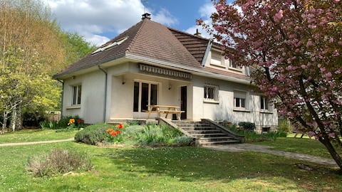 Clos de la Gare, spacious garden, BBQ, 3 min to train station