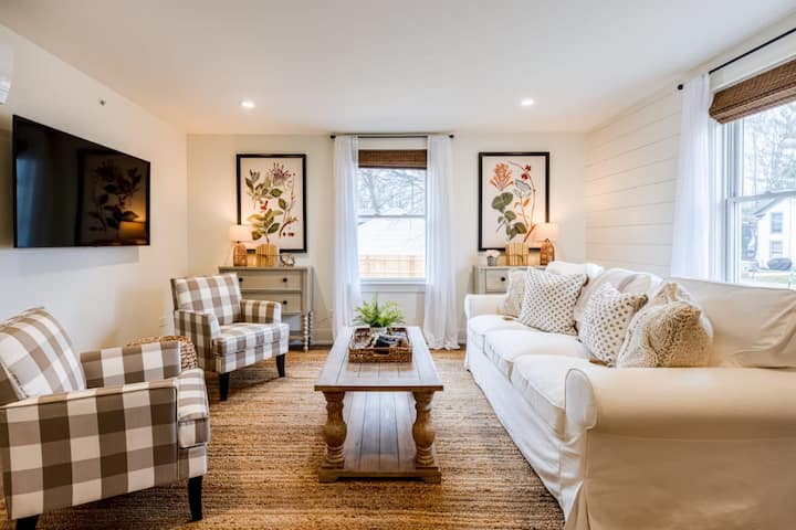 Downtown Charming Farmhouse Apartment #4