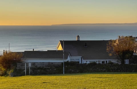 Stylish & Cozy ~ Stunning Panoramic View ~ Parking