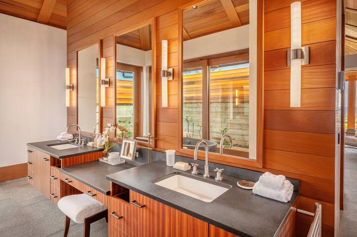 Hale Malie Luxury 4 Bedroom Home w/Private Pool