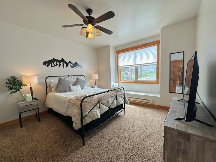 El dormitorio principal tiene una cama tamaño queen, un excelente asiento en la ventana,  un televisor y un baño privado.