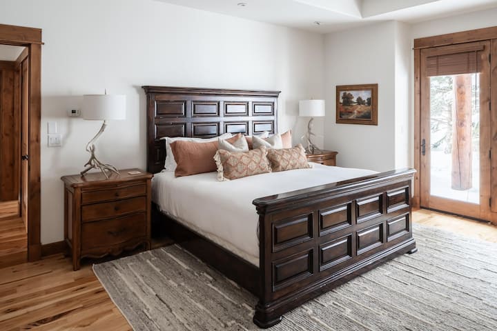 בתוך הבית, עיצוב הבית, כרית, פרקט, עץ מוכתם