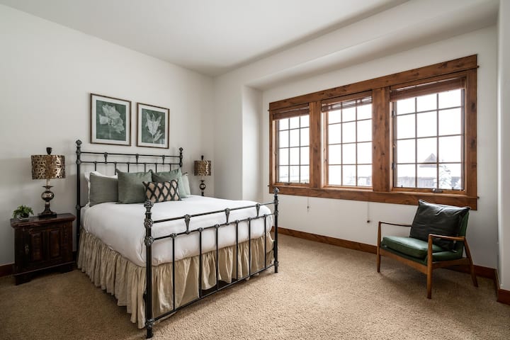 בתוך הבית, עיצוב הבית, חלון, ריהוט, כיסא