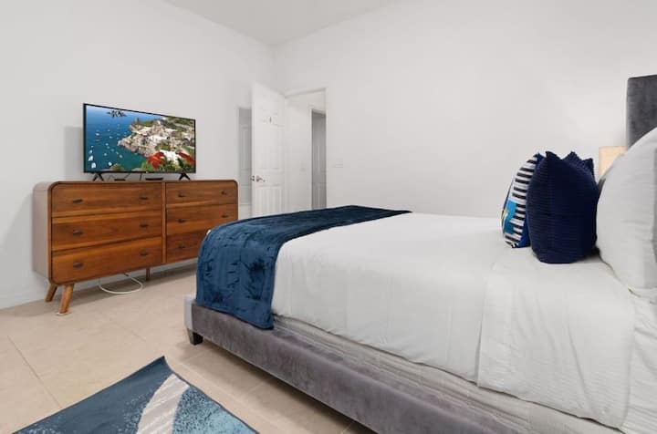 BR #4 "Disney's Soul" Themed w/ Queen Bed & Adjacent BA - Level One