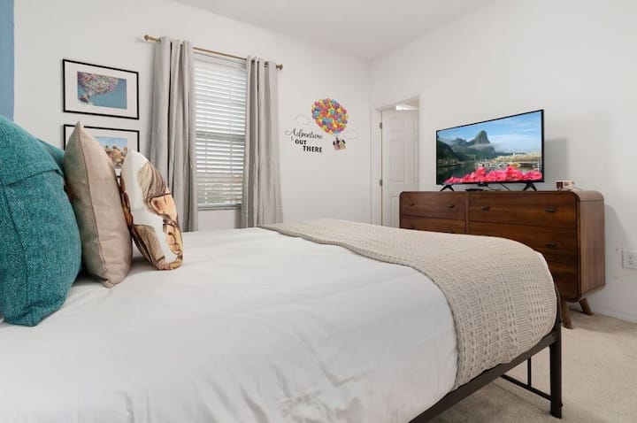 BR #6 "Disney's Up" Themed w/ Queen Bed & Ensuite BA - Level Two