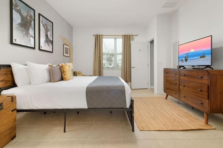 BR #3 "Pirates of the Caribbean" Themed w/ King Bed & Ensuite BA - Level One