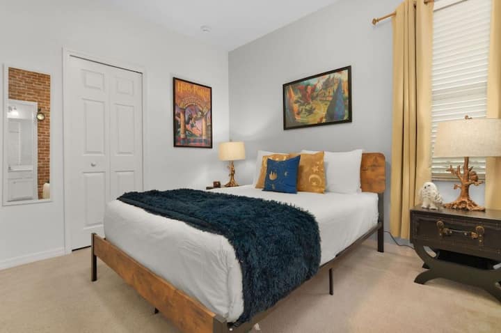 BR #7 "Harry Potter" Themed w/ Queen Bed & Ensuite BA - Level Two